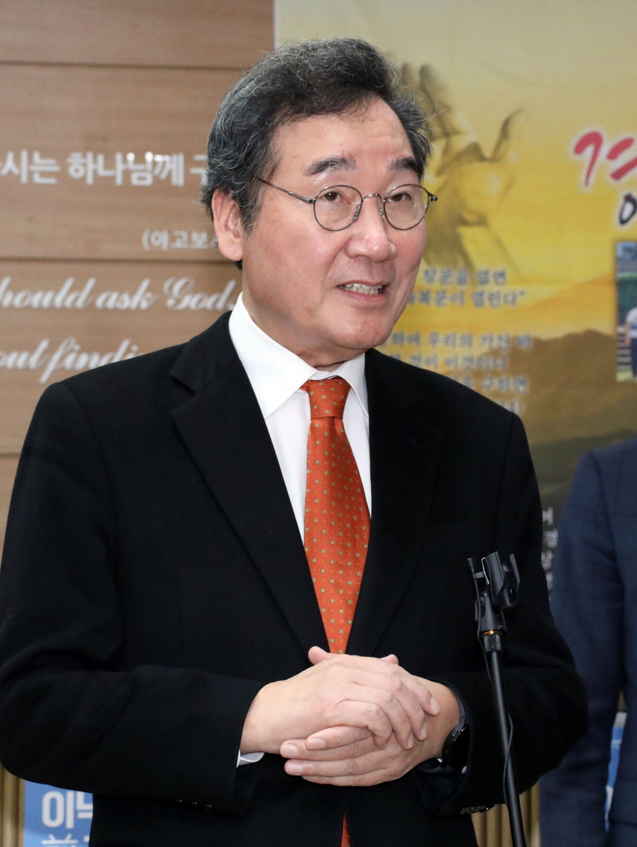 이낙연 전 국무총리가 11일 오전 서울 동대문구 삼육보건대에서 '대한민국 생존전략'을 주제로 강연한 뒤 나오며 취재진 질문에 답하고 있다. [연합]