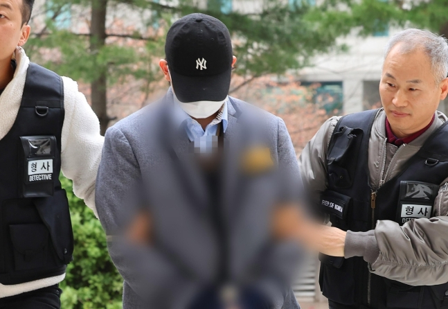 인천 초등학교의 학부모 단체 채팅방에 아이들을 살해하겠다는 협박성 글을 올린 10대 고등학생 A군이 13일 오후 인천시 미추홀구 인천지방법원에서 열린 구속 전 피의자 심문(영장실질심사)에 출석하고 있다.[연합]