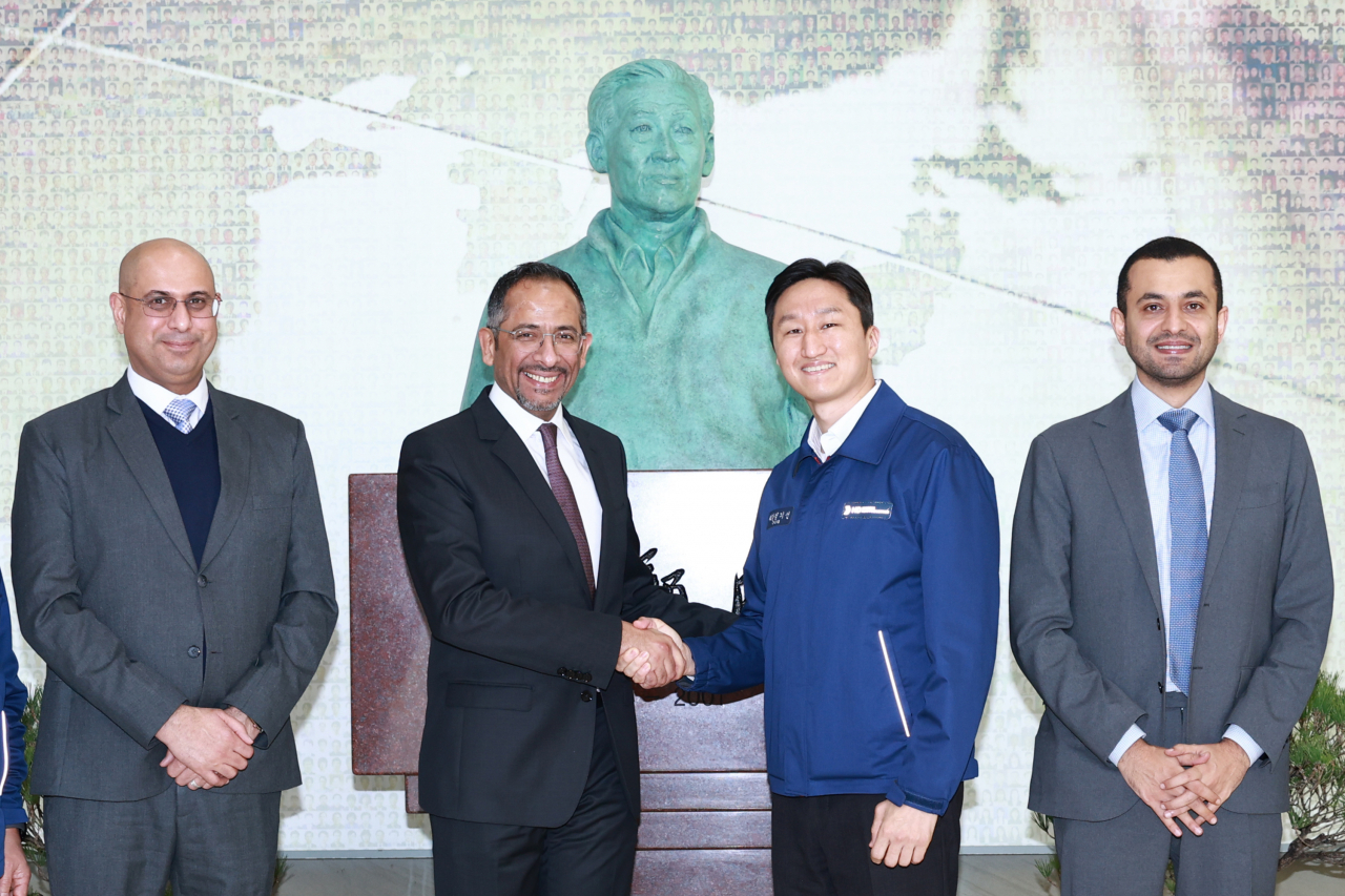 HD Hyundai Vice Chairman Chung Ki-sun (center right) shakes hands with Bandar Ibrahim Alkhorayef, Saudi Arabia's minister of industry and mineral resources, at HD Hyundai Heavy Industries' headquarters in Uslan on Wednesday. (HD Hyundai)