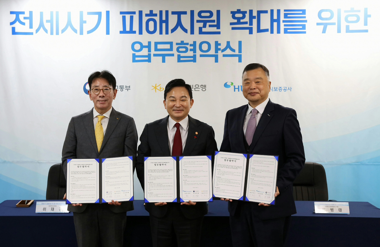 13일 서울 종로구에 위치한 전세사기피해자 경공매지원센터에서 진행된 ‘전세사기피해지원 확대를 위한 업무협약식’에서 원희룡(왼쪽 두 번째) 국토교통부 장관, 유병태(왼쪽 세 번째) 주택도시보증공사 사장, 이재근(왼쪽 첫 번째) KB국민은행장이 기념사진을 촬영하고 있다.[KB국민은행 제공]