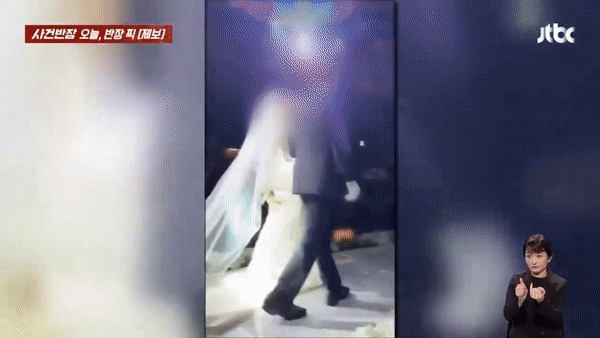 지난 2일 결혼식에서 버진로드를 걷던 신부의 웨딩드레스 뒷부분이 터졌다는 사연이 지난 12일 JTBC '사건반장'을 통해 보도됐다. [JTBC 사건반장]