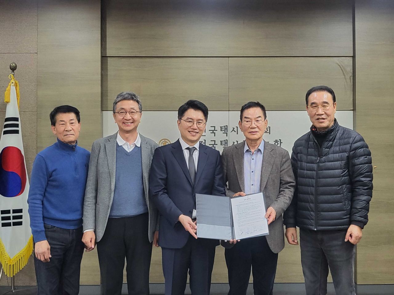 13일 택시 업계와의 간담회를 마치고 구수영(왼쪽부터) 민택노련 위원장, 하헌구 인하대학교 교수, 류긍선 카카오모빌리티 대표, 박복규 전국택시연합회 회장, 강신표 전택노련 위원장이 기념사진을 촬영하고 있다. [카카오모빌리티 제공]