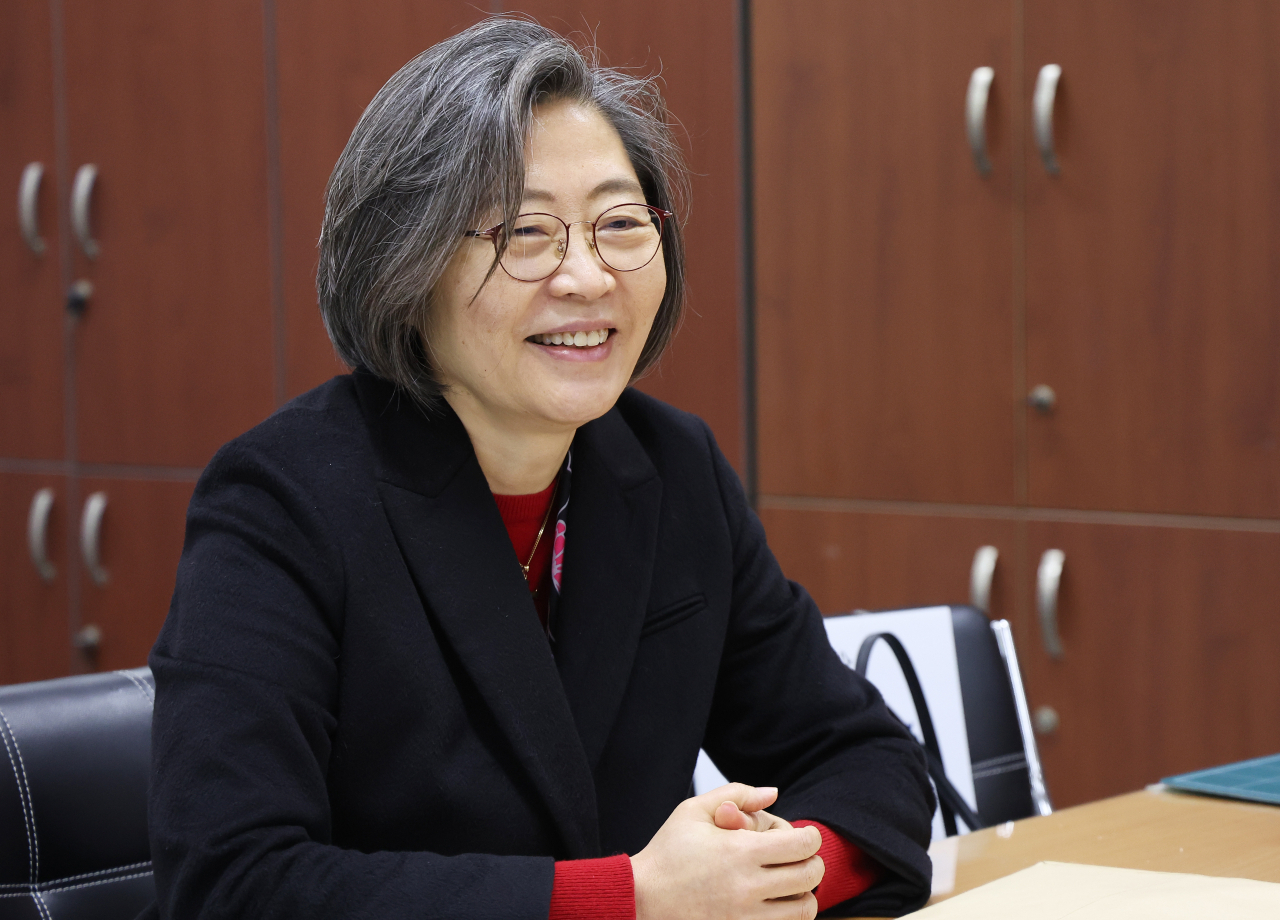 국민의힘이 제22대 국회의원선거 인재로 영입한 이수정 경기대 범죄심리학과 교수가 13일 경기도 수원시 영통구선거관리위원회에서 예비후보 등록을 하고 있다. [연합]