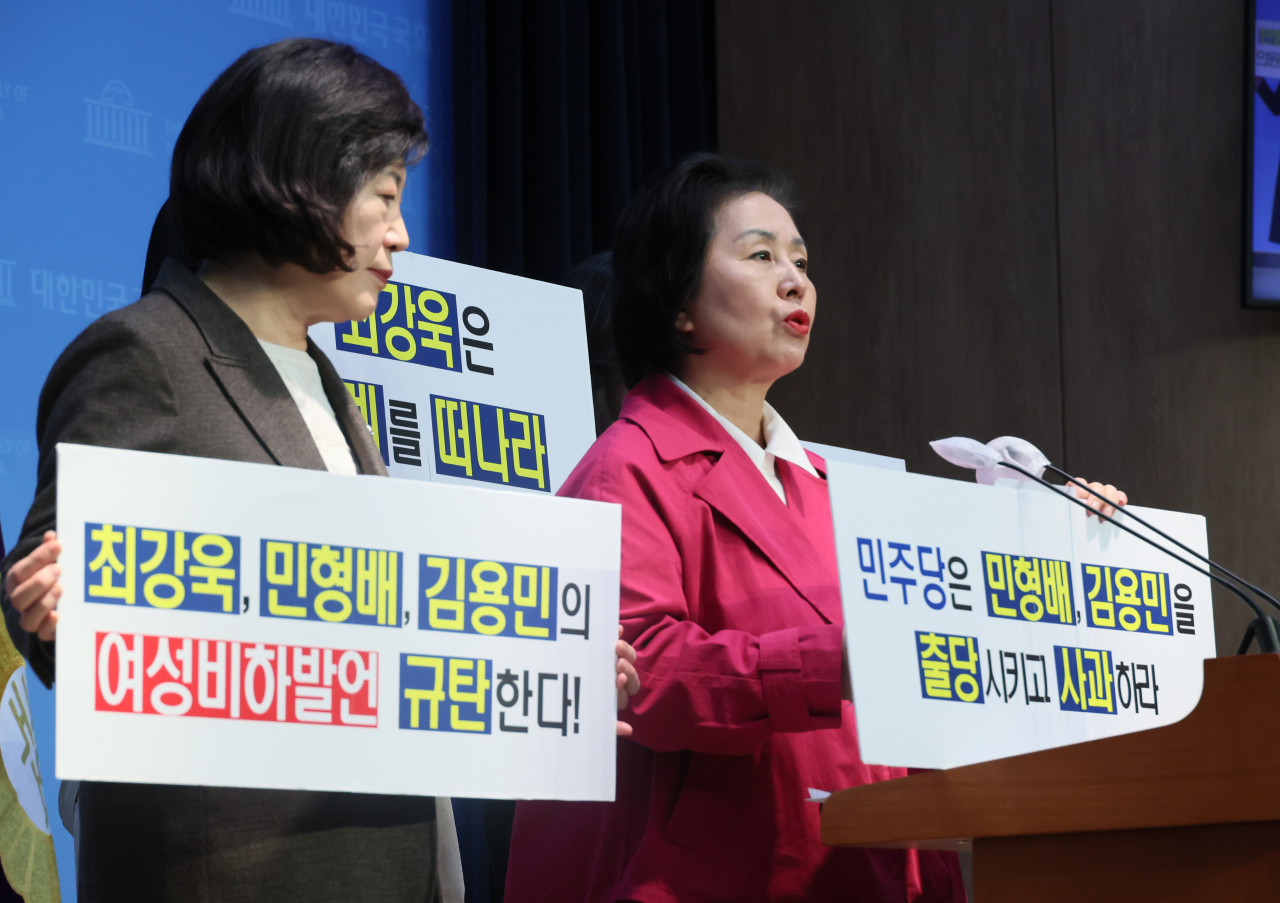 국민의힘 김영선·정경희 의원이 21일 국회 소통관에서 기자회견을 열고 최강욱 전 의원의 '설치는 암컷' 발언을 규탄하고 있다. [연합]