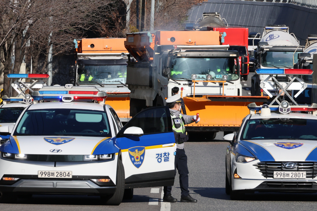 Emergency workers partake in a training exercise for emergency situations caused by heavy snowfall, in Geumcheon-gu, Seoul, Wednesday. (Yonhap)