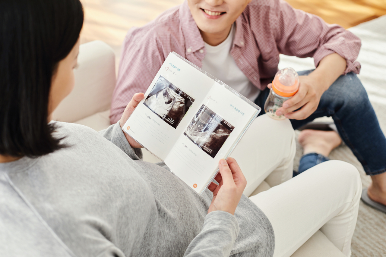 대한상공회의소 지속성장이니셔티브(SGI)는 14일 ‘출산율 제고를 위한 정책제언’ 보고서를 통해 우리나라의 심각한 저출산 극복을 위해서는 친(親)가족 기업에 대한 금리 인하, 정책자금 지원 등 경제적 인센티브를 제공할 필요가 있다고 지적했다. [게티이미지뱅크]