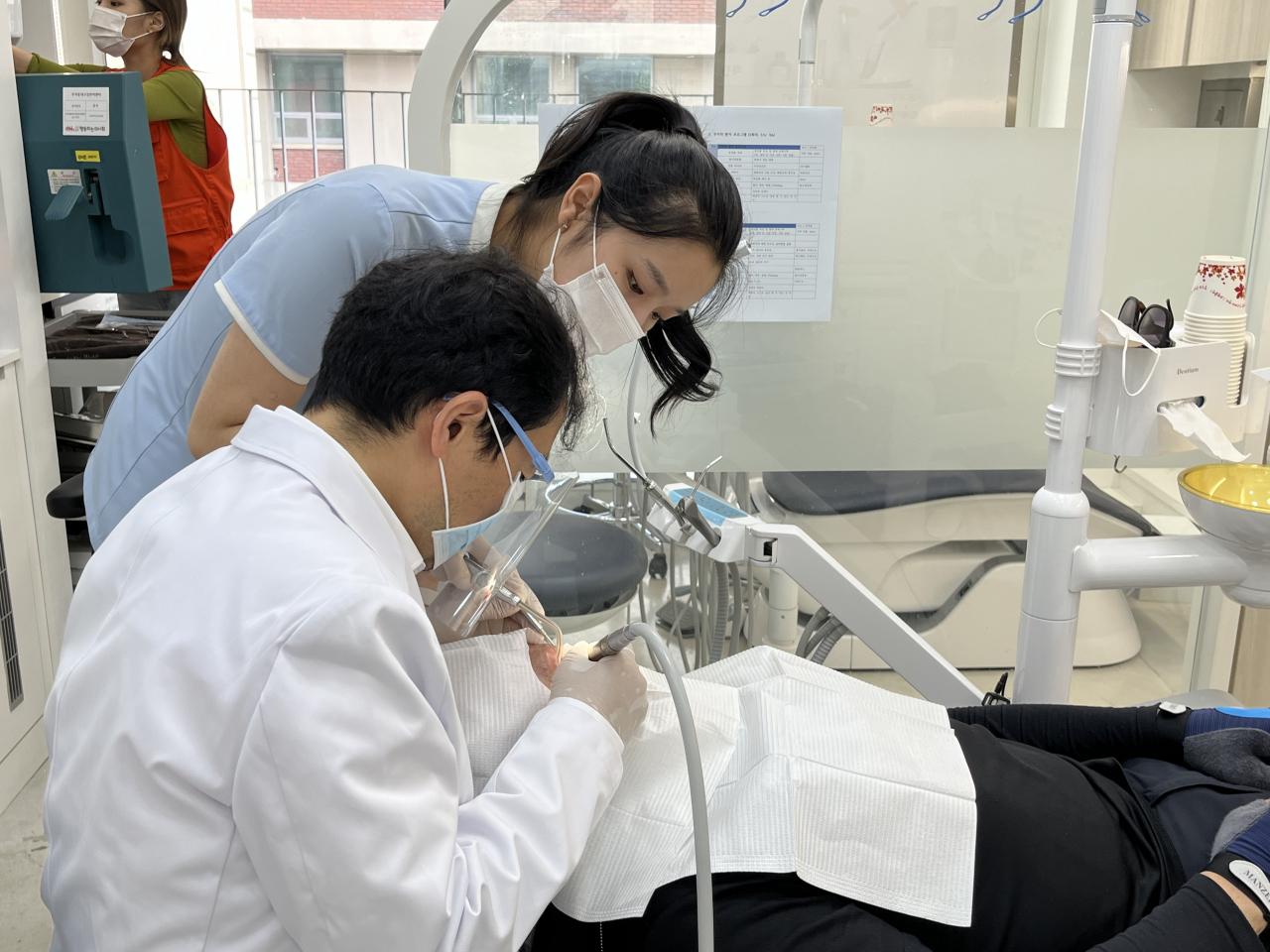 서울시 쪽방 주민을 위한 무료 치과 진료소 ‘우리동네구강관리센터’에서 주민이 치과 진료를 받고 있다. [서울시 제공]