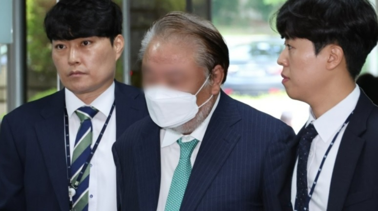 백현동 개발사업 민간업자 정바울 회장이 구속 전 피의자 심문(영장심사)을 받기 위해 서울중앙지법 법정으로 향하고 있는 모습.[연합]