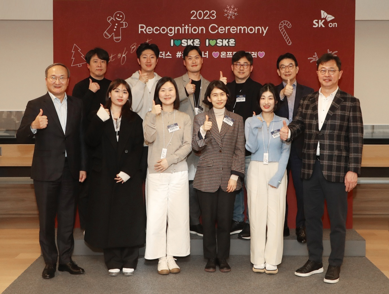최재원(앞줄 오른쪽 첫번째) SK온 수석부회장이 13일 서울 종로구 SK온 관훈 사옥에서 열린 ‘SK온 레코그니션’에서 수상자들과 함께 기념촬영을 하고 있다. 이날 이석희 사장(앞줄 왼쪽 첫번째)과 최영찬 CAO(뒷줄 오른쪽 끝)가 함께 했다. [SK온 제공]