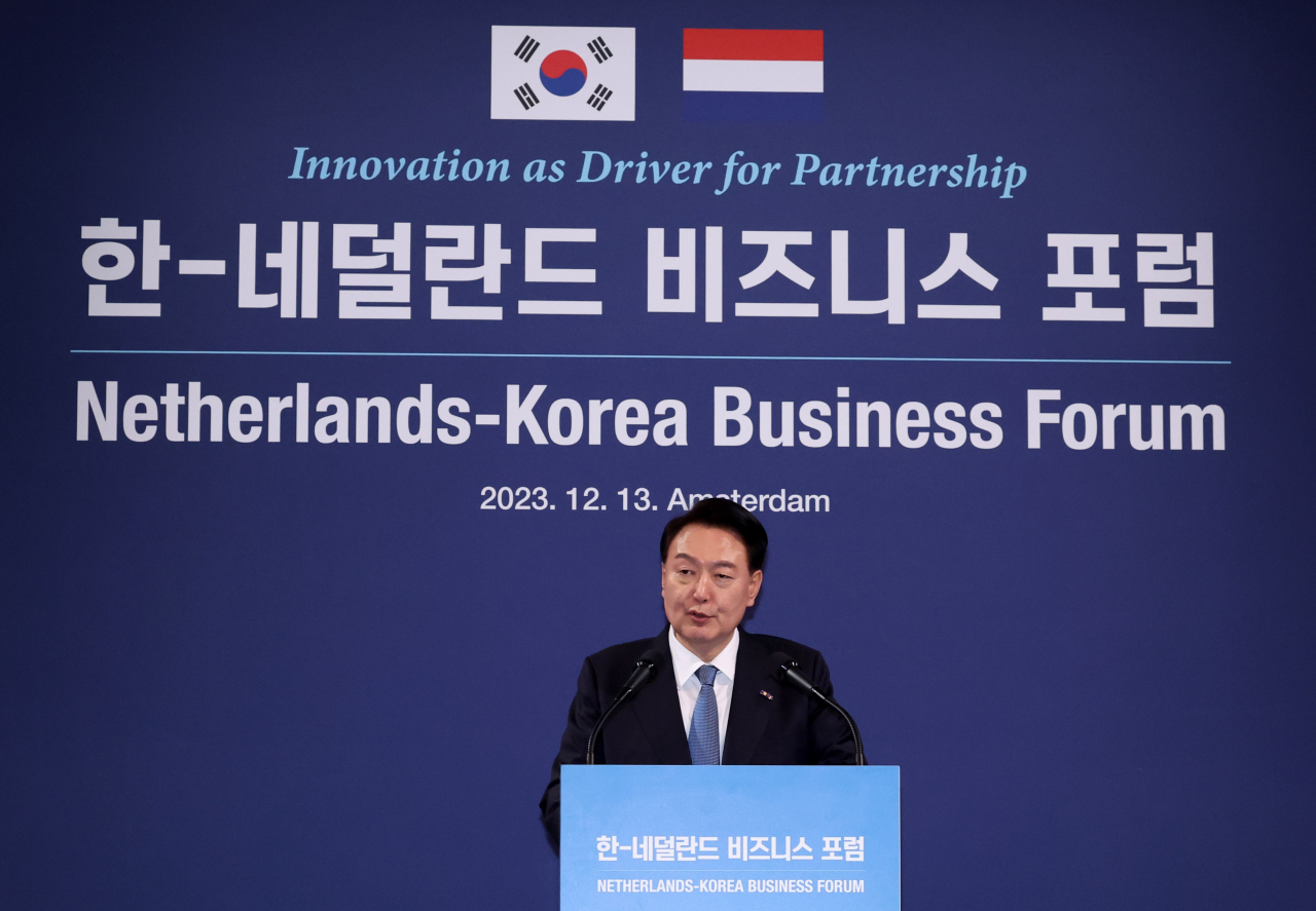윤석열 대통령이 13일(현지시간) 암스테르담 크라스나폴스키 호텔에서 열린 한·네덜란드 비즈니스 포럼에서 기조연설을 하고 있다. [연합]