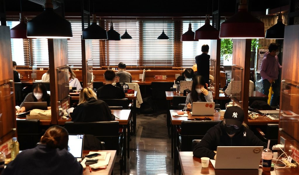 당장 이직을 준비하거나, 언젠가는 재직중인 회사를 떠날 것을 대비하며 개인 경쟁력을 높이기 위해 회사 퇴근 이후에 스터디카페를 찾아 자격증 공부를 하는 직장인들이 늘어나고 있다.[연합]