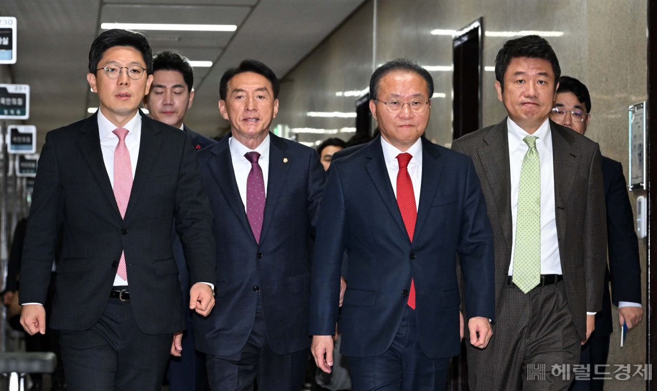 윤재옥 국민의힘 당대표 권한대행이 14일 오전 서울 여의도 국회에서 열린 최고위원회의에 참석하고 있다. 한편 김기현 대표는 전날 당대표직을 전격 사퇴했다. 이상섭 기자