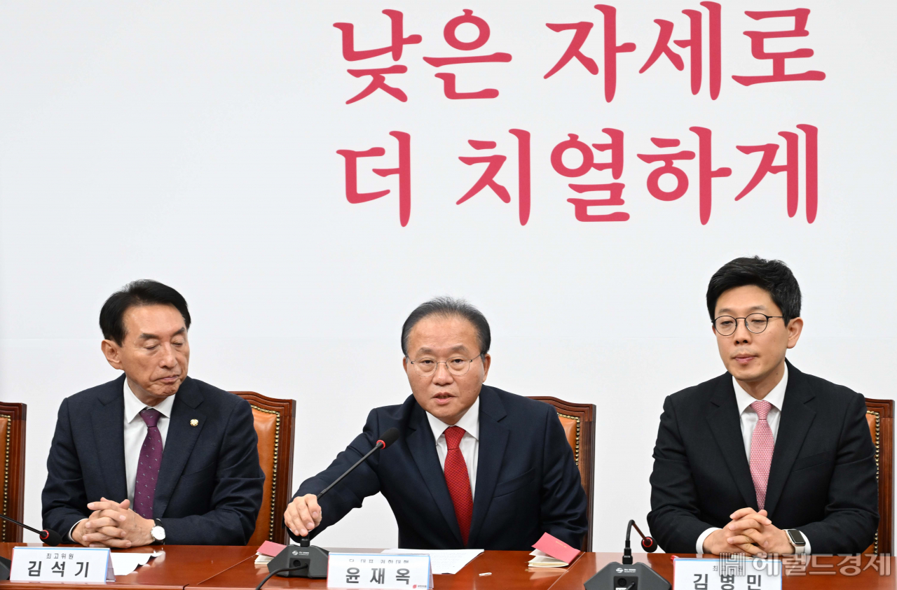 윤재옥 국민의힘 당대표 권한대행이 14일 오전 서울 여의도 국회에서 열린 최고위원회의에 참석해 모두발언을 하고 있다. 한편 김기현 대표는 전날 당대표직을 전격 사퇴했다. 이상섭 기자