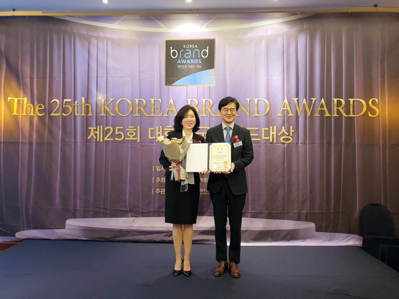 13일 노보텔 앰배서더 강남에서 진행한 제25회 대한민국브랜드대상 수상식에서 최우수상인 국무총리상을 수상한 양성회 하나투어 고객경험본부장(왼쪽)이 이재석 산업통상자원부 엔지니어링디자인과장(오른쪽)과 기념촬영을 하고 있다.