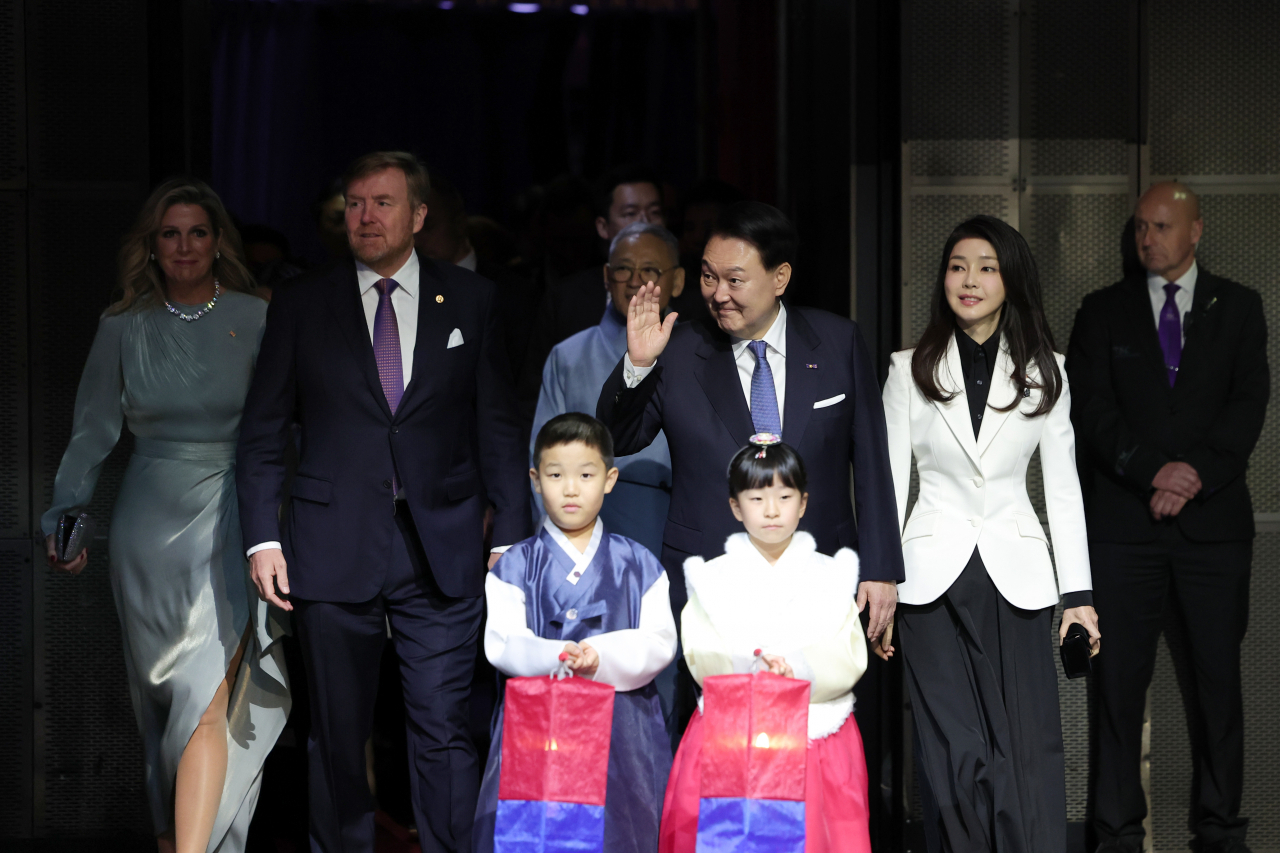 네덜란드를 국빈 방문한 윤석열 대통령과 부인 김건희 여사가 13일(현지시간) 암스테르담 시내 공연장에서 열린 답례 문화 공연에서 빌럼-알렉산더르 국왕 부부와 입장하는 모습. [연합]