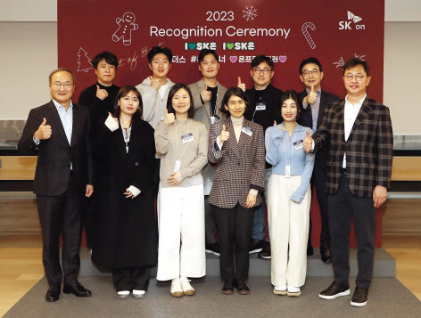최재원(앞줄 오른쪽 첫 번째) SK온 수석부회장이 13일 서울 종로구 SK온 관훈 사옥에서 열린 ‘SK온 레코그니션’에서 수상자와 함께 기념촬영을 하고 있다. 이날 이석희 사장(앞줄 왼쪽 첫 번째)과 최영찬 경영지원총괄(뒷줄 오른쪽 첫 번째)가 함께 했다. [SK온 제공]