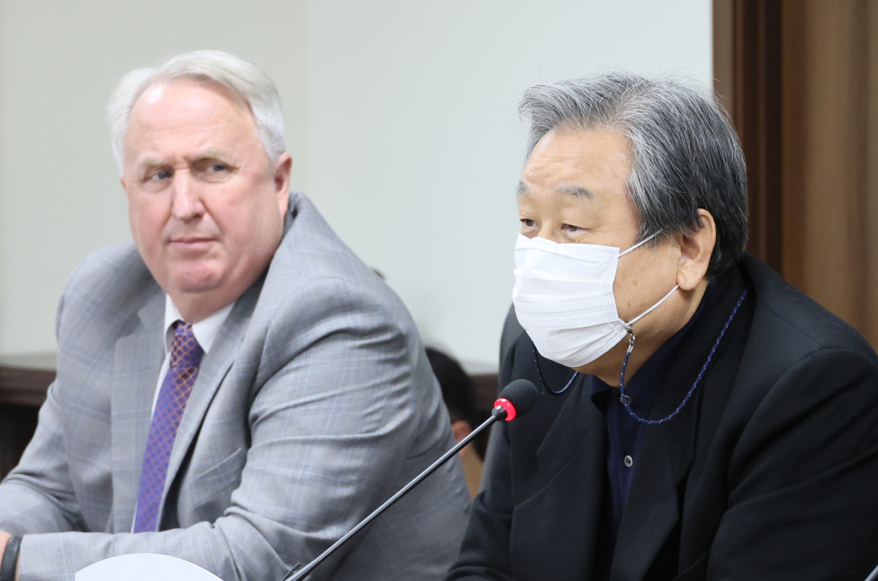 김무성 전 새누리당(국민의힘 전신) 대표가 지난달 17일 서울 여의도 당사에서 열린 국민의힘 혁신위원회 8차 회의에서 발언하고 있다. 왼쪽은 인요한 혁신위원장. [연합]