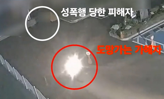 지난 10월 3일 충남 논산의 한 초등학교에서 A(15)군이 납치한 B(40대)씨를 성폭행한 뒤 현금을 빼앗아 달아나는 모습. [JTBC 방송화면 캡처]