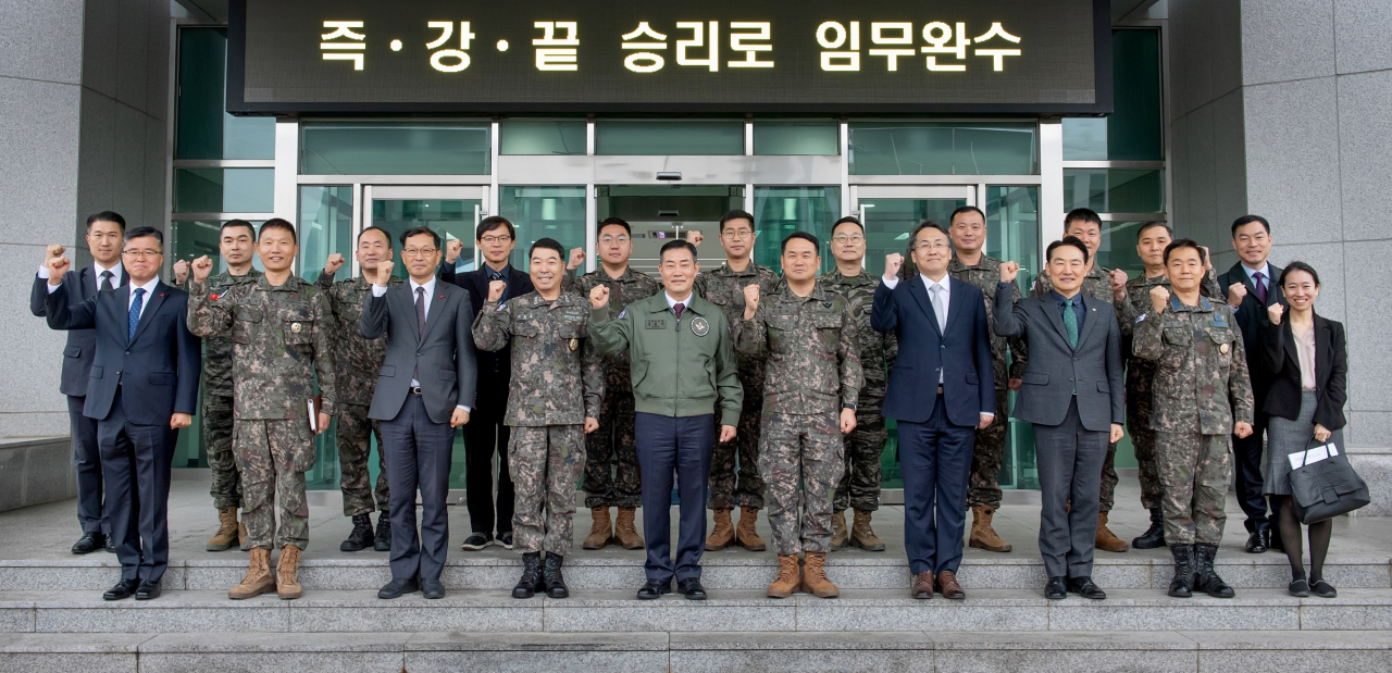 신원식 국방부장관은 14일 사이버작전사령부를 방문해 사이버 위협에 대해 선제적·능동적으로 대비하여 사이버전장을 지배해야 한다고 당부한 뒤, 사이버작전사령부 주요 직위자들과 함께 기념촬영을 하고 있다.[국방부 제공]