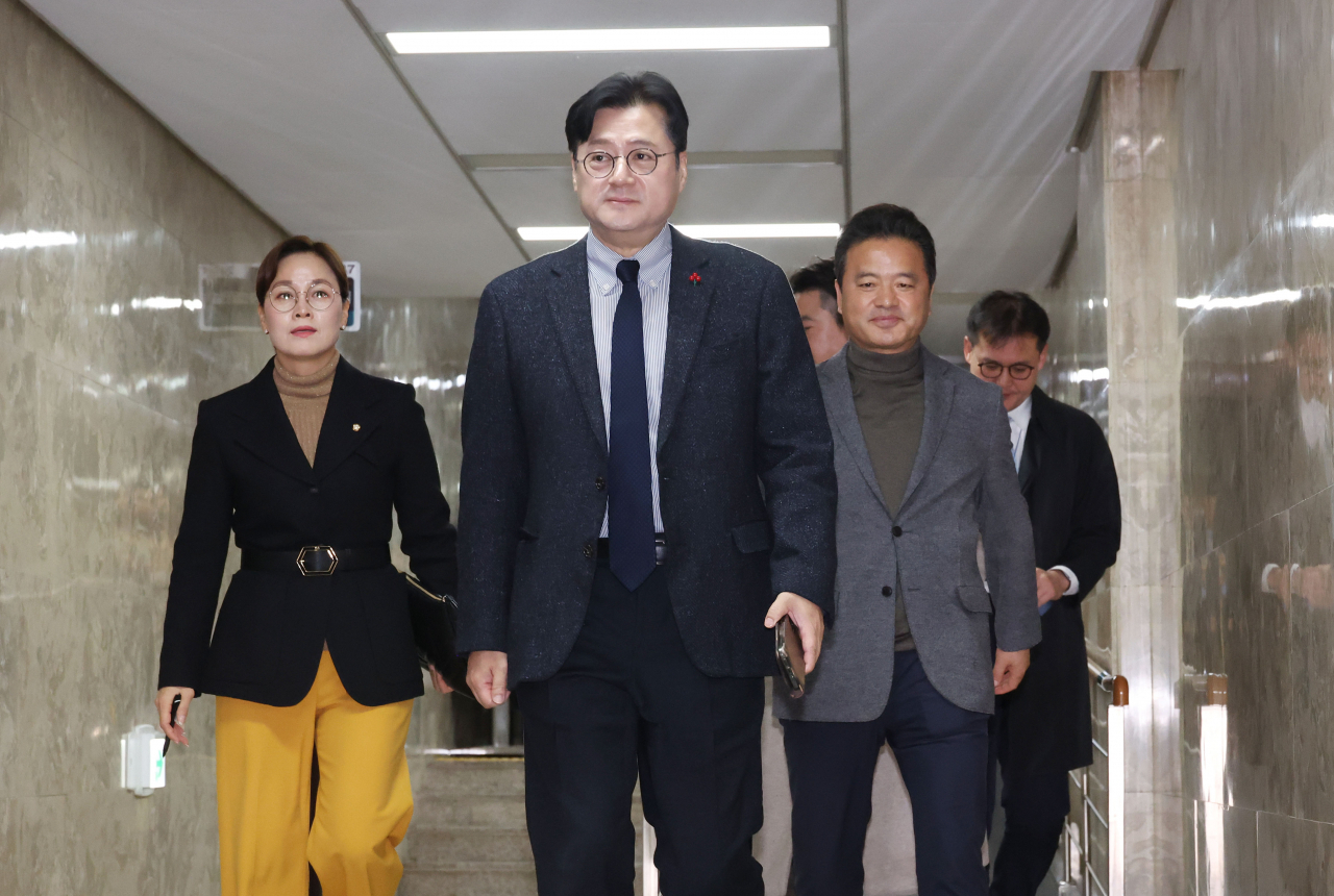 홍익표 더불어민주당 원내대표(가운데)와 의원들이 14일 민주당 의원총회에 입장하고 있다. [연합]