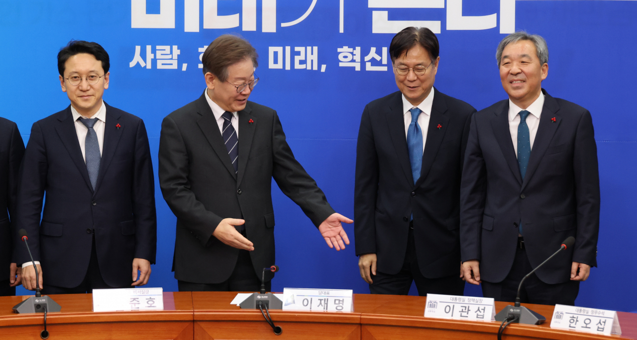 이재명 더불어민주당 대표가 14일 국회 당 대표실에서 대통령실 이관섭 정책실장과 한오섭 정무수석을 만나고 있다. [연합]