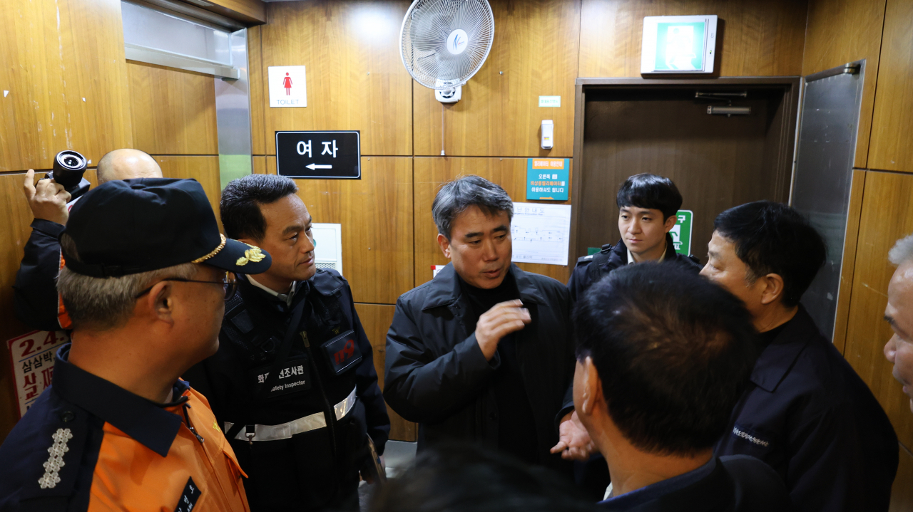 서울시 소방재난본부는 콜라텍·고시원을 비롯한 다중이용시설 1150곳에 대한 겨울 화재안전대책을 수립하고 연말까지 집중 점검한다고 14일 밝혔다. 유창수 서울시 행정2부시장이 다중이용시설 현장 안전점검을 하고 있다.[서울시 제공]
