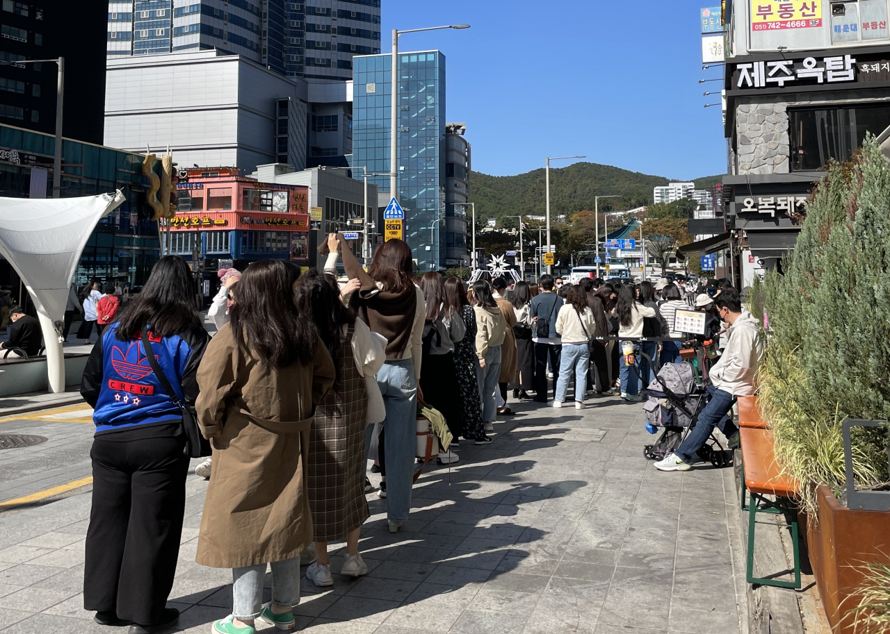 부산 해운대 노티드 매장 앞에 줄을 서있는 사람들. [캐논코리아 제공]