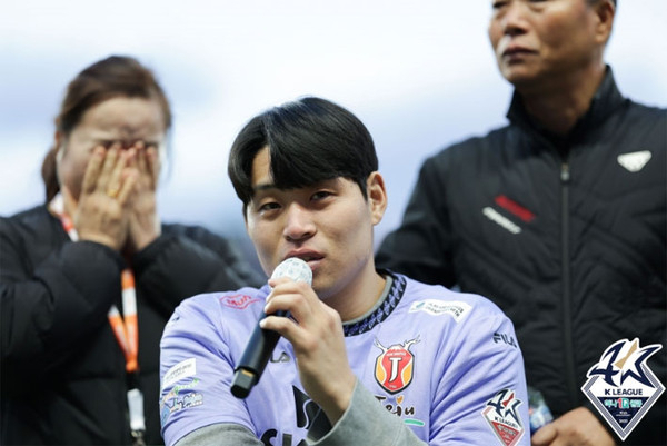 음주운전 교통사고를 당해 25살의 나이로 은퇴한 유연수가 지난 11일 은퇴식에서 은퇴 소감을 밝히고 있다. [프로축구연맹]