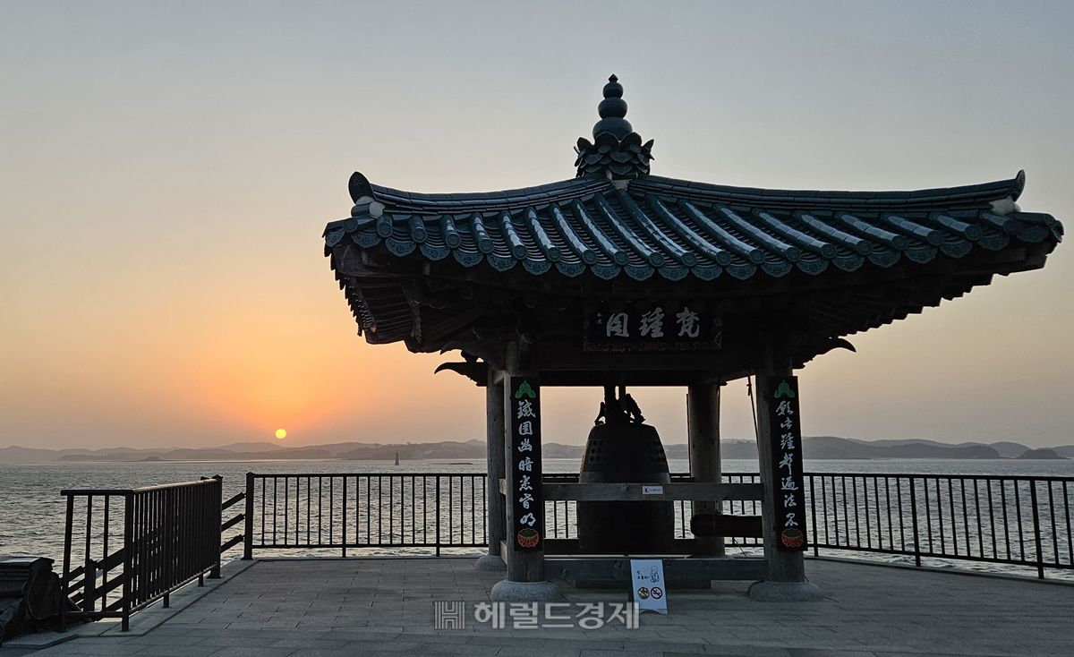 간월암의 범종각. 서쪽으로 떨어지는 해의 붉은빛과 멋지게 어우러진다..