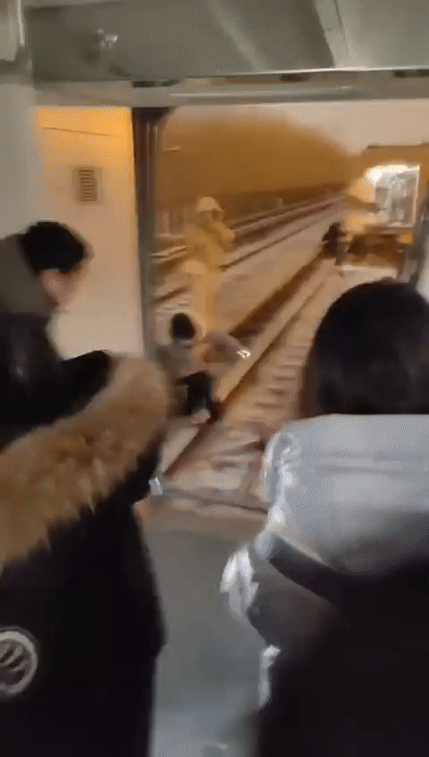 중국 베이징에서 운행 중 두 개로 분리된 열차. 분리된 열차 칸 사이로 철로가 보이는 모습. [트위터]