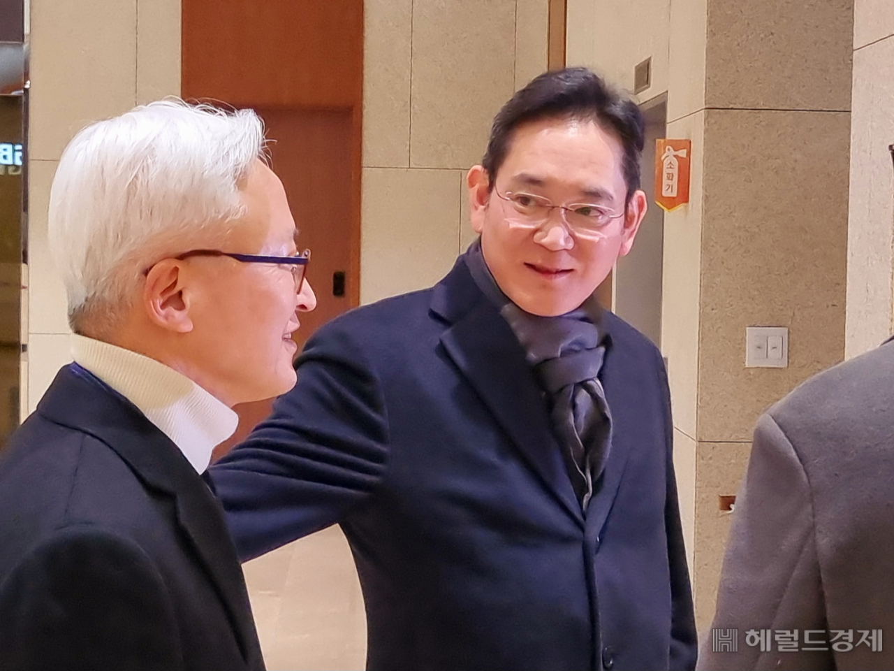 이재용 삼성전자 회장이 15일 오전 서울김포비즈니스항공센터(SGBAC)를 통해 귀국하면서 기자들의 질문에 답하고 있다. 왼쪽은 경계현 삼성전자 디바이스솔루션(DS)부문 사장. 김현일 기자