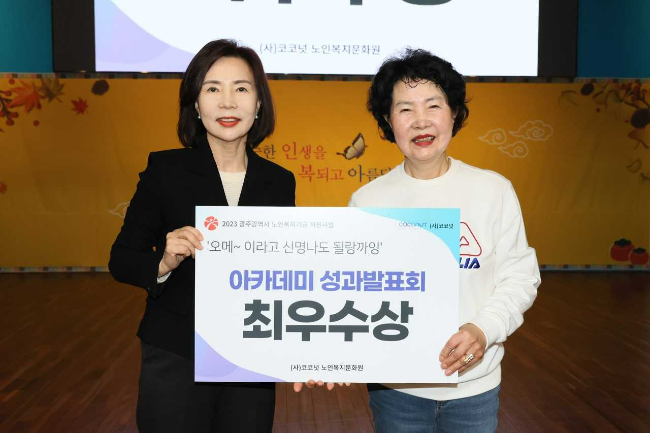 윤정옥 강사는 74세로 건강댄스자격증을 취득, 관내 실버어르신들에게 무료건강운동을 전개하고 있다.