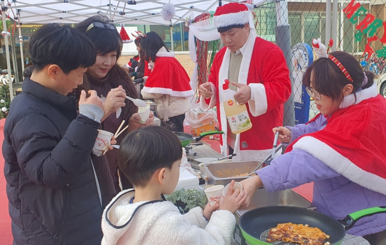 LG헬로비전 임직원이 은평천사원을 찾아 겨울 간식존을 운영하는 모습. [LG헬로비전 제공]