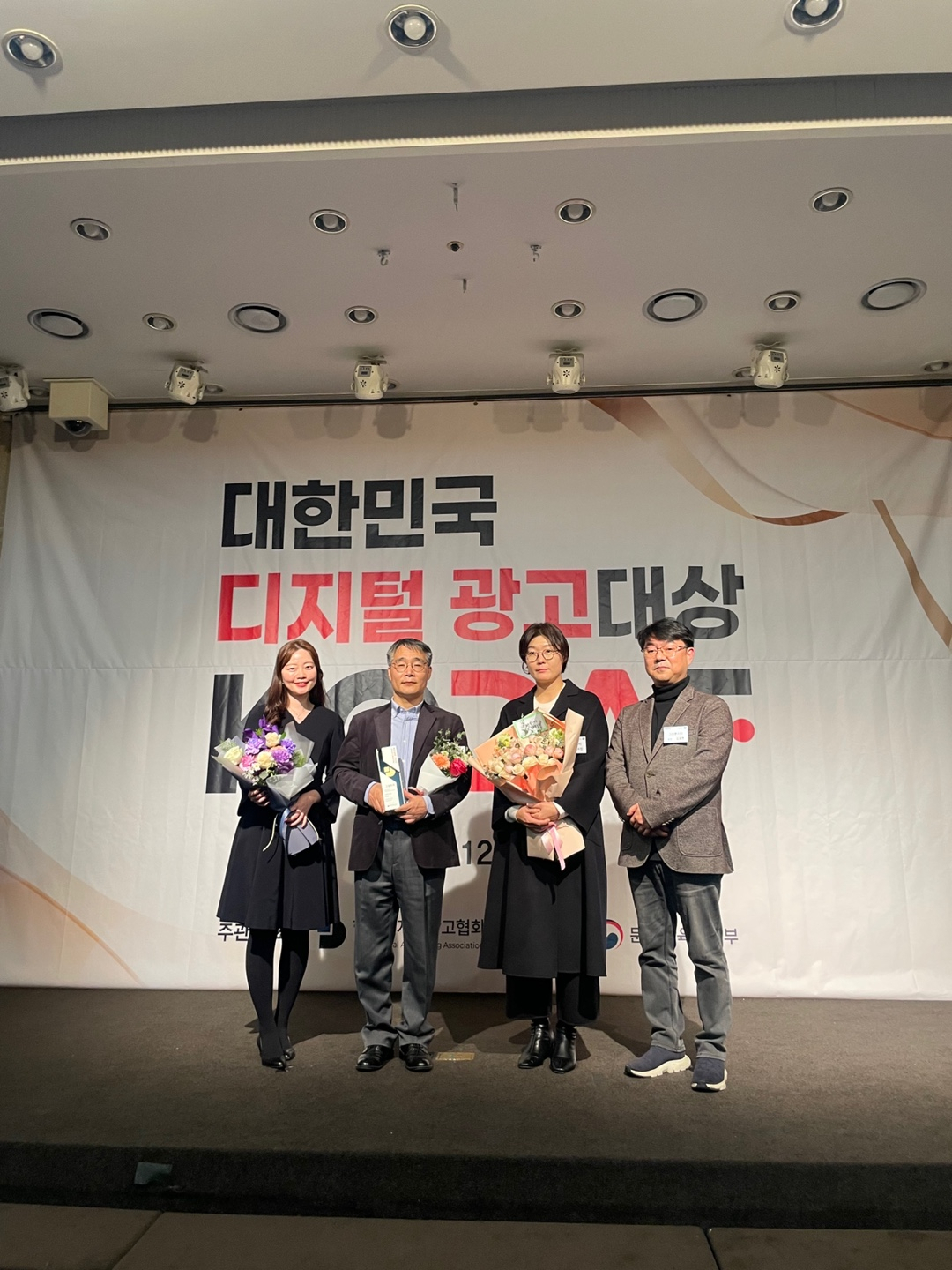 박은진(왼쪽부터) 포스코 커뮤니케이션실 뉴미디어그룹 차장, 안재웅 그룹장, 판타스틸 광고 제작사 그랑몬스터 인소민 대표, 김승현 국장이 지난 14일 열린 ‘2023 대한민국 디지털 광고 대상’에서 그랑프리를 수상한 뒤 기념사진을 촬영하고 있다. [포스코 제공]