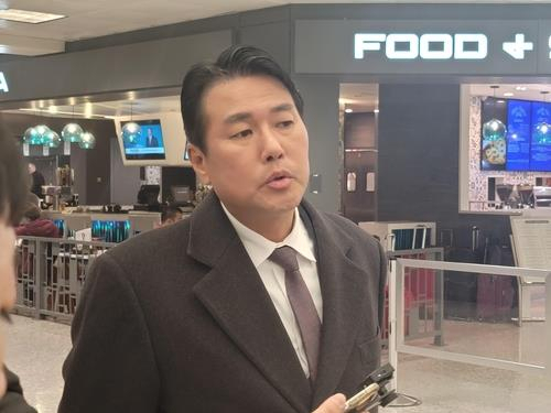 Principal Deputy National Security Adviser Kim Tae-hyo speaks to the press upon arrival at Dulles International Airport near Washington on Thursday. (Yonhap)