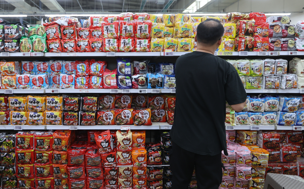 A shopper purchases groceries at a supermarket in Seoul on Sunday. (Yonhap)
