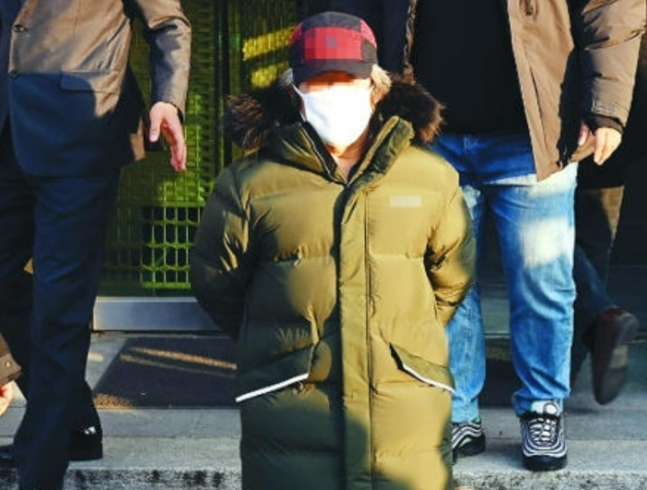 아동 성범죄자 조두순이 2020년 12월 12일 경기 안산시 법무부안산준법지원센터에 출소신고를 마치고 나오고 있다. [연합]