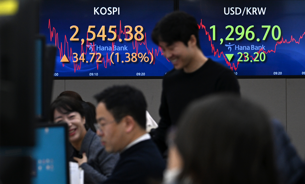 주요국 기준금리 인상 종료 기대에 투자 심리가 살아나며 대기 자금이 크게 늘고 있다. 임세준 기자
