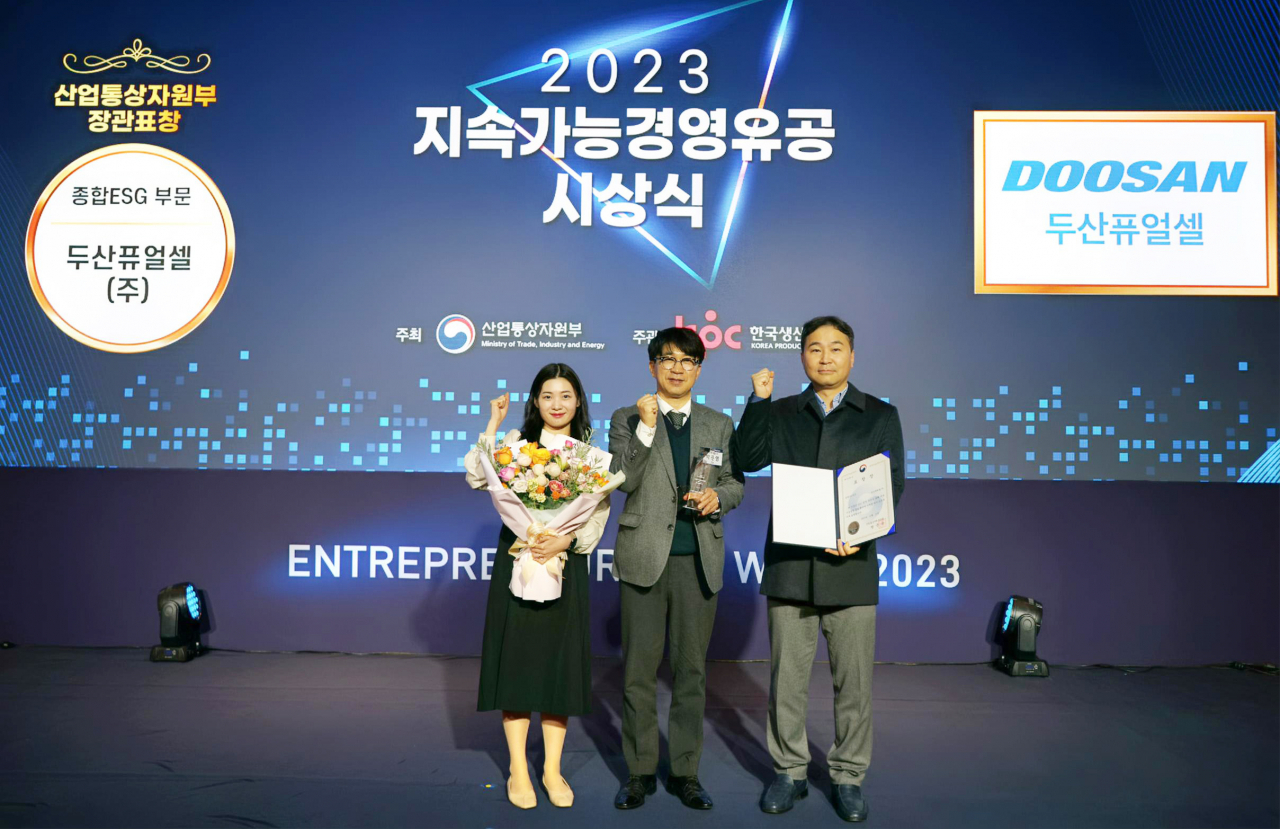 14일 서울 영등포구 FKI타워에서 개최된 ‘2023 지속가능경영유공’ 시상식에서 박준영(왼쪽 두번째) 두산퓨얼셀 전무가 임직원들과 기념사진을 촬영하고 있다. [두산퓨얼셀 제공]