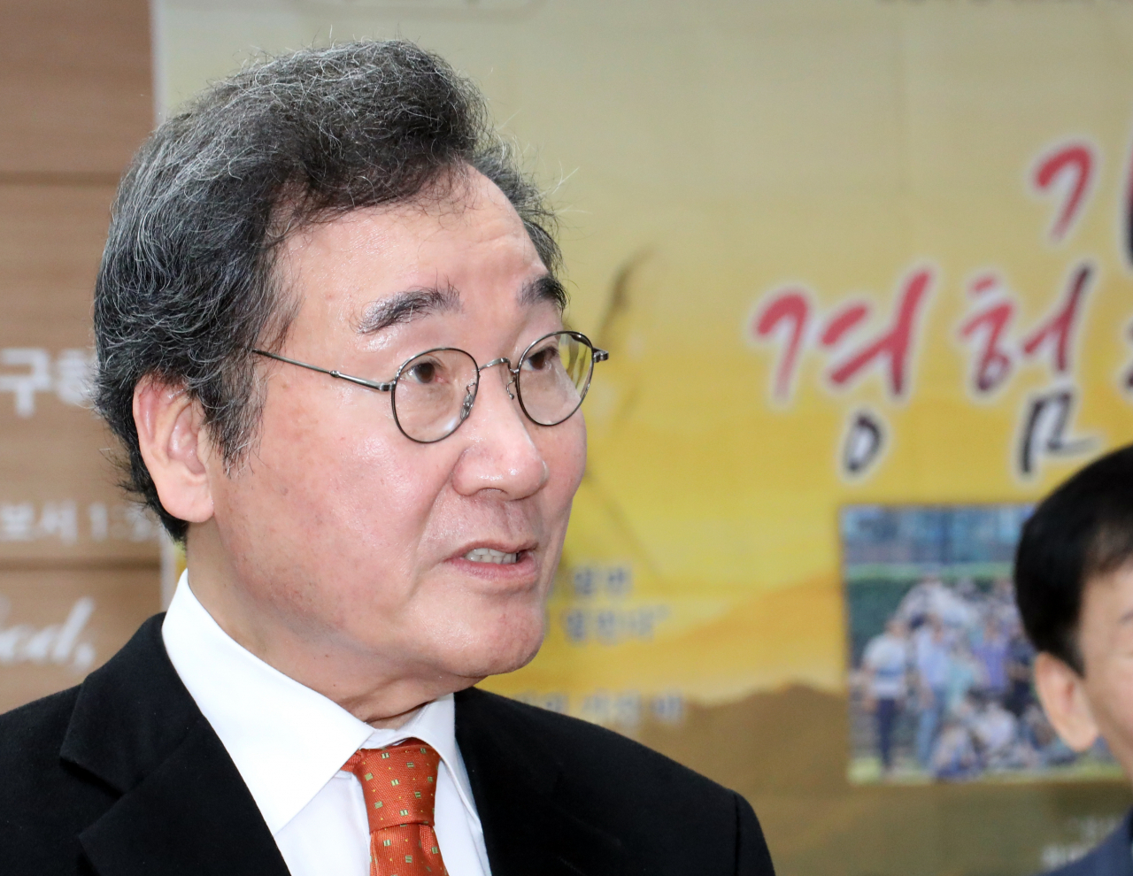 이낙연 전 국무총리가 지난 11일 오전 서울 동대문구 삼육보건대에서 ‘대한민국 생존전략’을 주제로 강연한 뒤 나오며 취재진 질문에 답하고 있다. [연합]