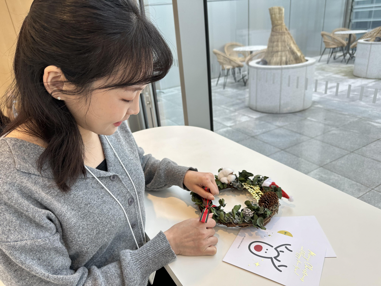 한국타이어앤테크놀로지 소속 임직원이 크리스마스 리스를 만들고 있다. [한국타이어앤테크놀로지 제공]