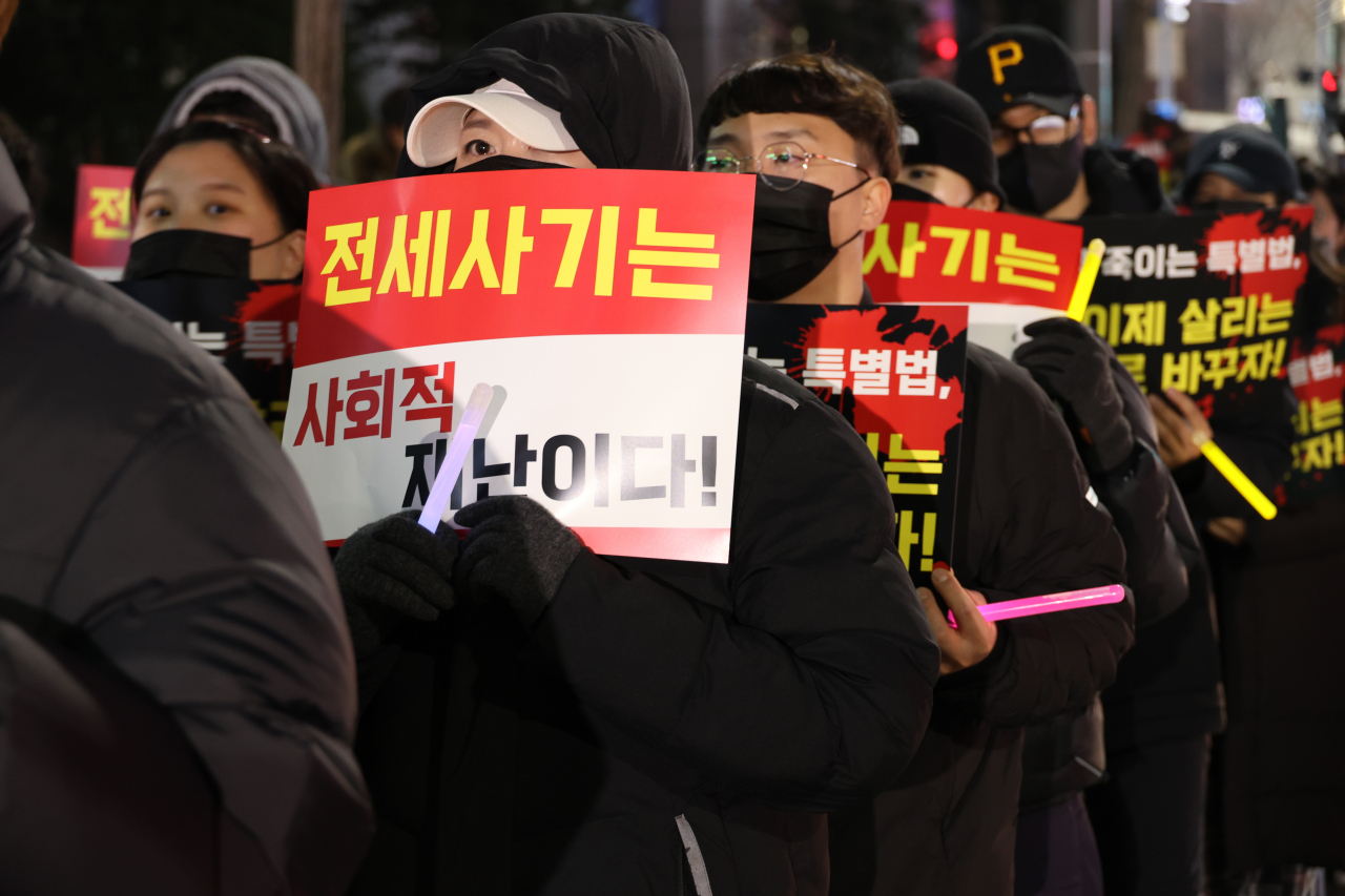 지난 5일 오후 대전전세사기피해대책위(대책위)와 지역 피해자들 220여명이 대전 서구 둔산동에서 정부의 과실 인정 요구와 배상을 촉구하며 정부 여당과 대전시를 규탄하는 거리 행진을 하고 있다. 피해자들은 갤러리아타임월드 앞에서 대전시청 잔디광장으로 이동해 집회를 진행했다. [연합]