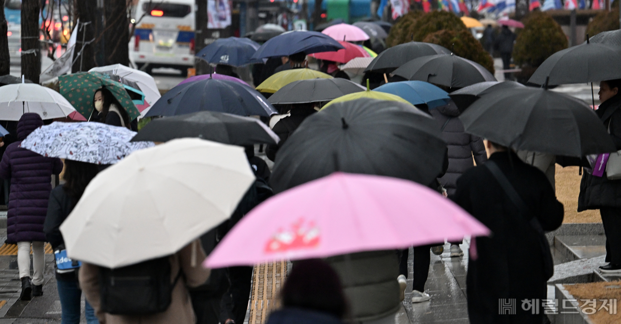 15일 기상청은 전국 대부분 지역에 겨울비가 내리고 강원내륙과 동해안에는 많은 눈이 올 것으로 예보했다. 이날 오전 서울 중구 서울시청 인근에서 우산을 쓴 시민들이 출근길을 서두르고 있다. 임세준 기자