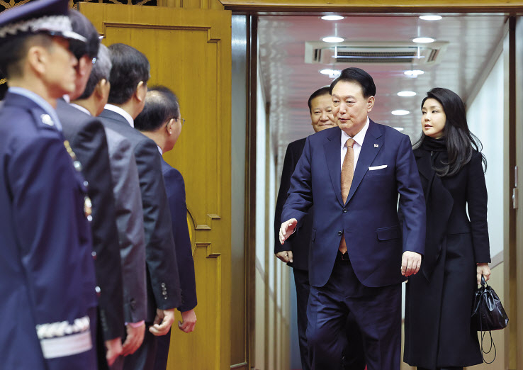 네덜란드 국빈 방문 일정을 마치고 귀국한 윤석열 대통령과 김건희 여사가 15일 성남 서울공항 2층 실내행사장에서 마중나온 국민의힘 윤재옥 원내대표 등과 인사하고 있다. [연합]