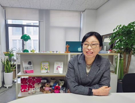 이지선 이화여대 사회복지학과 교수가 서울 서대문구 이화여대 포스코관 교수 연구실에서 헤럴드경제와 인터뷰를 하고 있다. 김빛나 기자