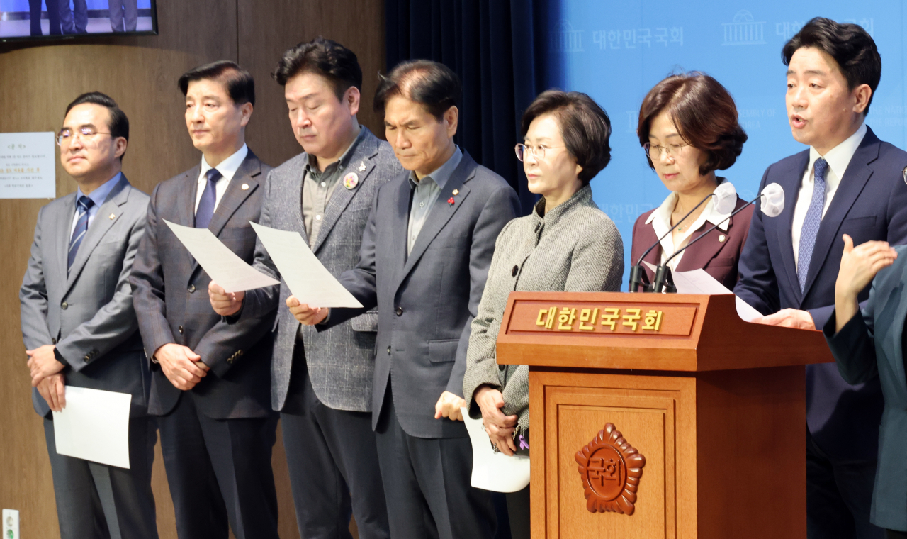 더불어민주당 더좋은미래 의원들이 15일 국회에서 이낙연 전 대표의 창당 선언 철회 촉구 기자회견을 하고 있다.[연합]