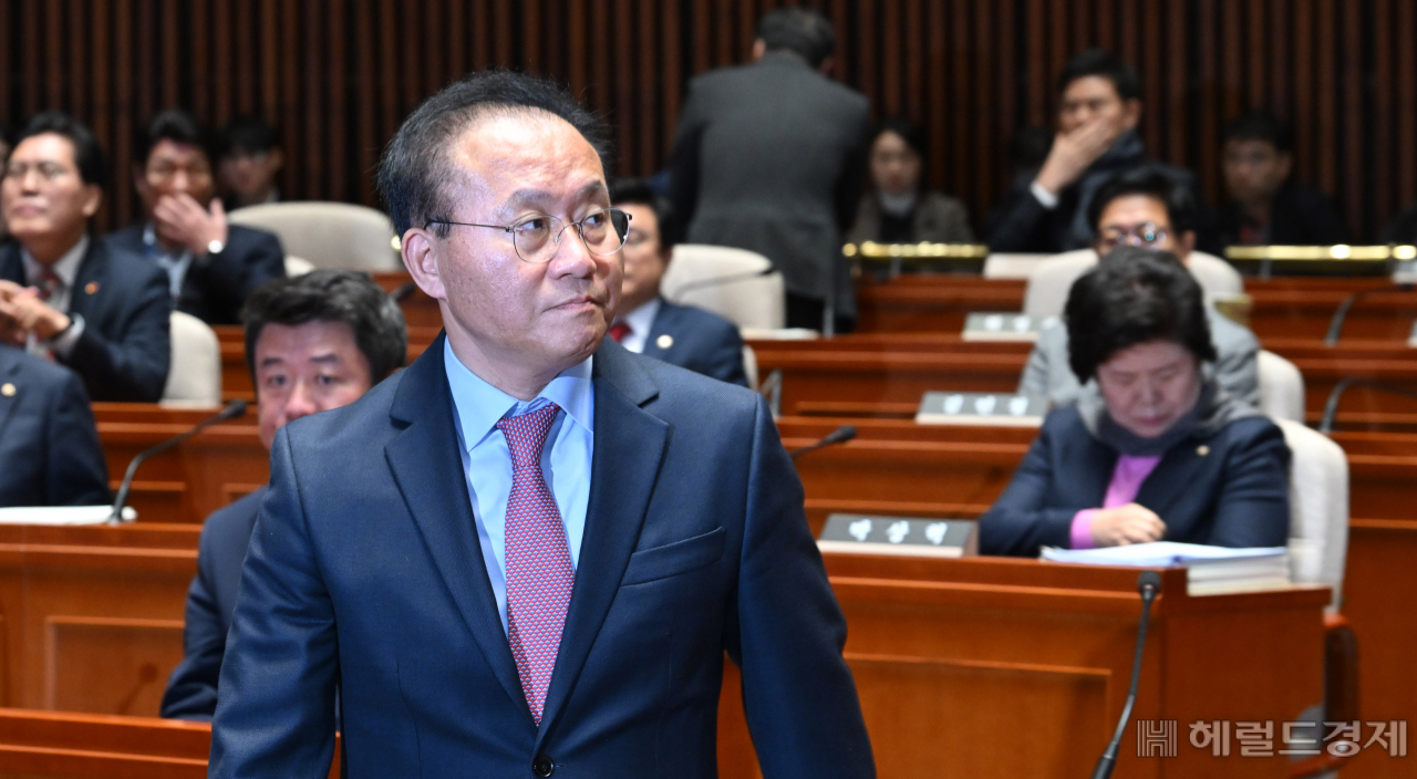 윤재옥 국민의힘 대표 권한대행 겸 원내대표가 15일 오전 서울 여의도 국회에서 열린 비상의원총회에 참석해 단상으로 올라가고 있다. 이상섭 기자