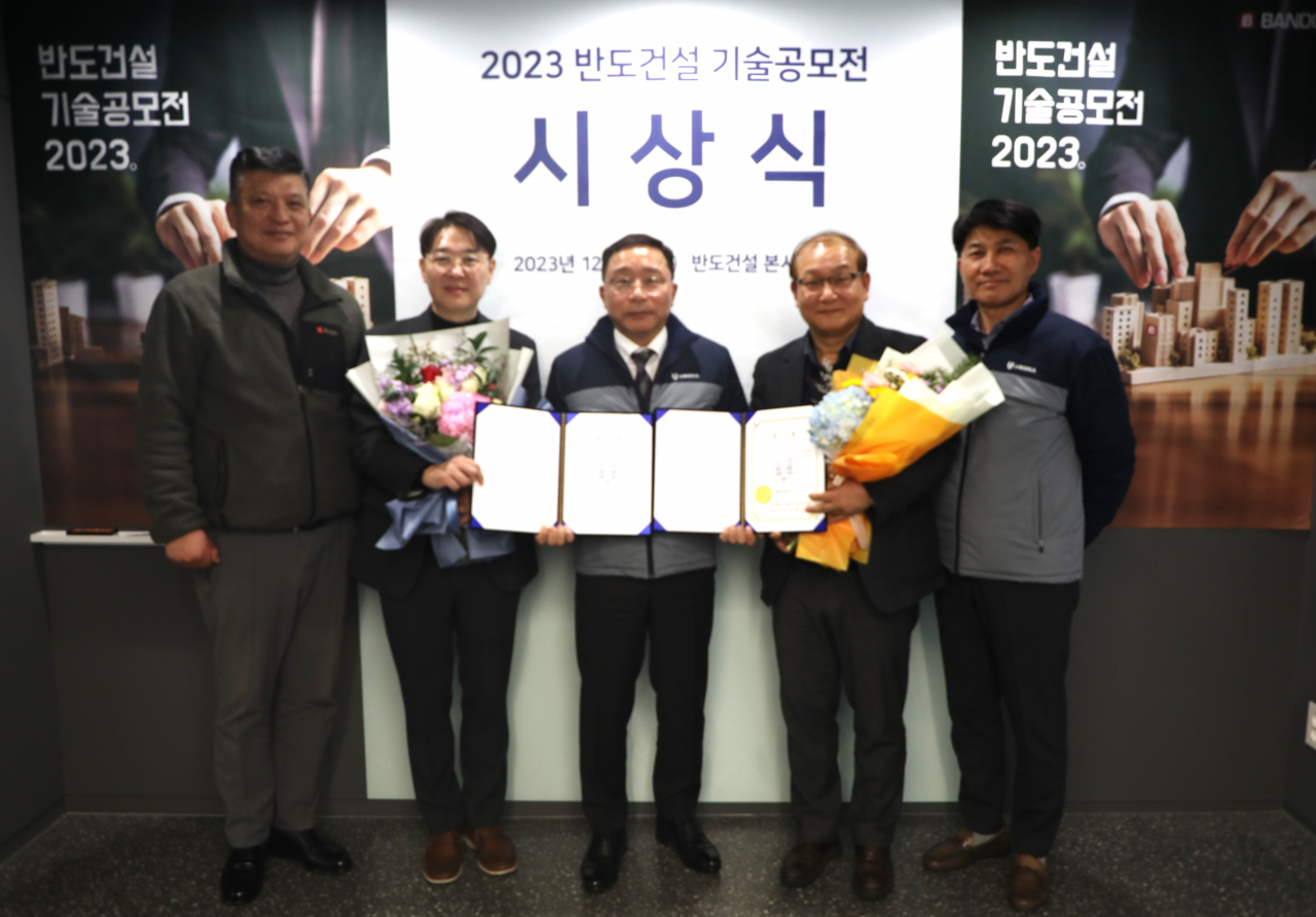 반도건설 이정렬 시공부문대표(사진 가운데), 바로건설기술 김영춘 대표(사진 오른쪽 두 번째), 엡스코어 박성철 대표(사진 왼쪽 두 번째), 반도건설 김현수 상무(사진 맨 왼쪽), 반도건설 백귀석 상무(사진 맨 오른쪽)[사진=반도건설 제공]