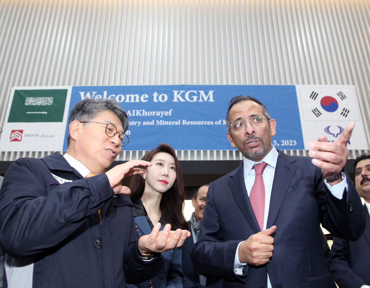 곽재선(왼쪽) KGM 회장이 15일 KGM 평택공장에서 반다르 이브라임 알코라이예프(오른쪽) 사우디아라비아 장관과 대화를 나누고 있다. [KGM 제공]