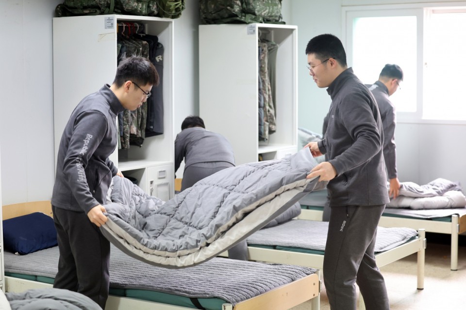 軍 ‘모포’ 대신 ‘집 이불’ 보급 완료, 뷔페식 급식 시범도입